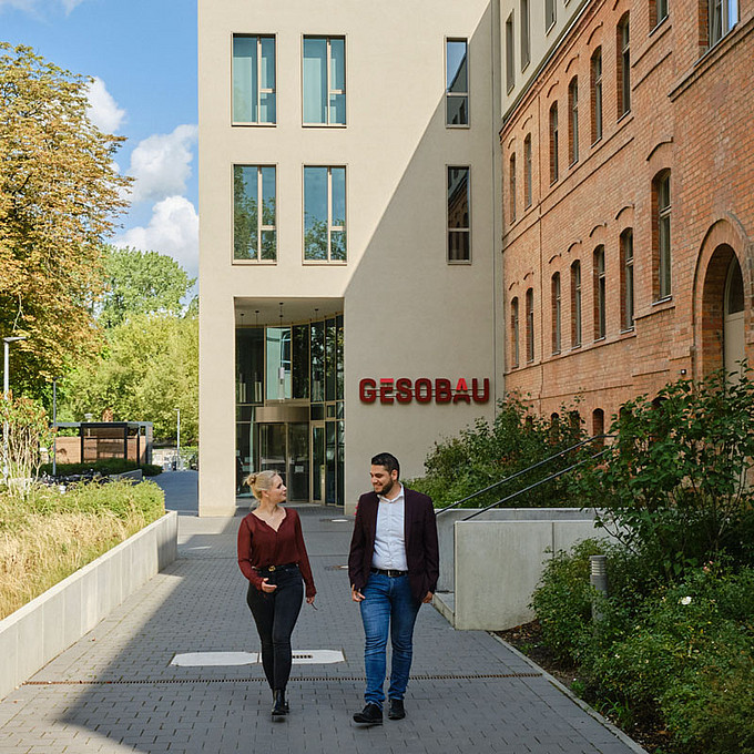 Elisa Jurowiec und Ahmad Abo Dai vor der Zentrale der GESOBAU in Pankow