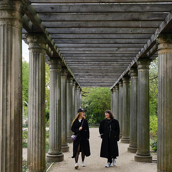 Christin Nichols und Redakteurin Silvia Silko gehen durch den Bürgerpark Pankow