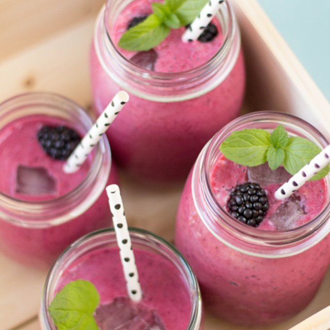 Beeren-Smoothie mit Brombeere und Kokosmilch