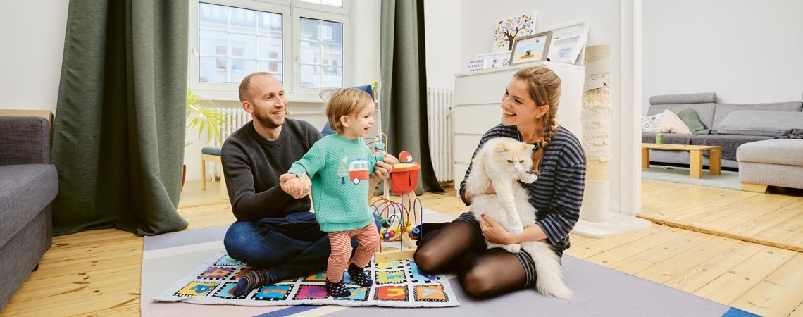 Familie Birchall in ihrem Wohnzimmer