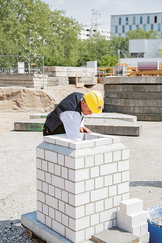 Holger Bruchmann ist Vorarbeiter auf der Großbaustelle. Er ließ die Zeitkapsel in das steinerne Podest ein