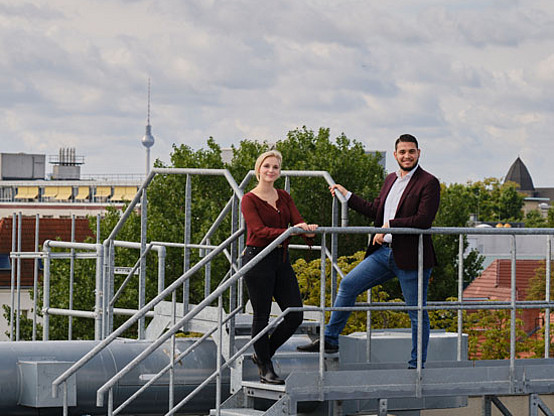 Elisa Jurowiec und Ahmad Abo Dai blicken positiv in die Zukunft. Die Ausbildung bei der GESOBAU bietet ihnen viele Möglichkeiten, sich beruflich zu verwirklichen