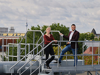 Elisa Jurowiec und Ahmad Abo Dai blicken positiv in die Zukunft. Die Ausbildung bei der GESOBAU bietet ihnen viele Möglichkeiten, sich beruflich zu verwirklichen