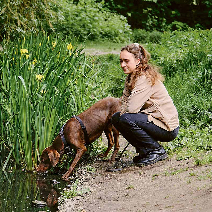 Thea Olivia Fuchs und Spiky am Wasser