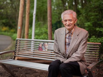 Spende fürs Viertel: Mieter Johannes Meyer errichtet neuen Ruheort am Mittelfeldbecken