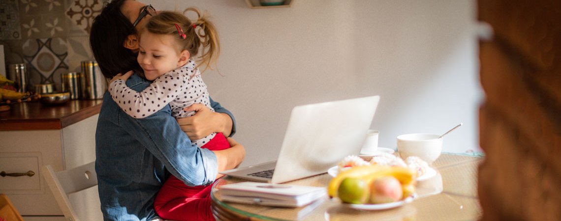 Frau mit Tochter im Homeoffice