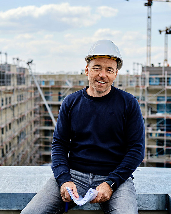 Bauleiter Dan Görsdorf auf der Baustelle in Hellersdorf