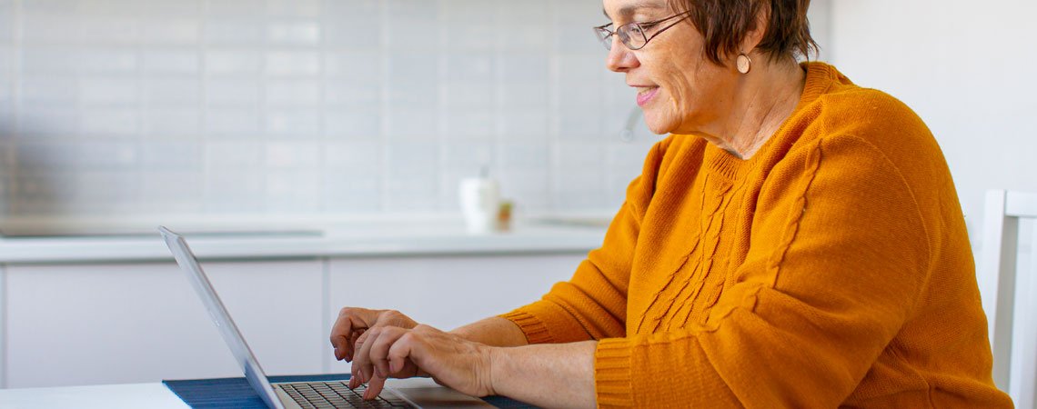 Frau sitzt am Laptop