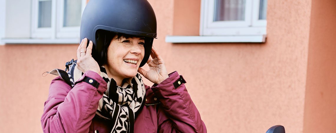 Frau mit Helm