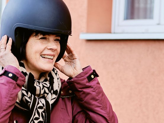 Frau mit Helm