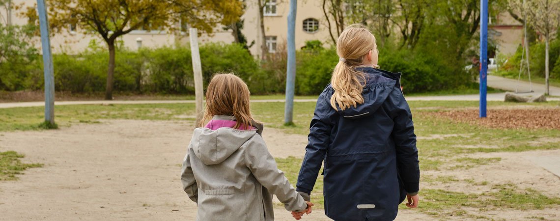 Kinder auf einem Spielplatz