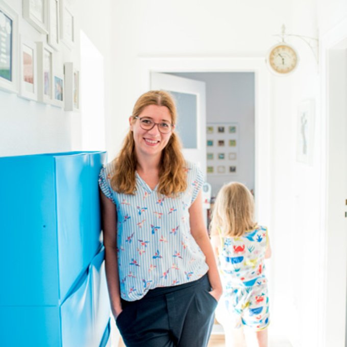 Seit 2016 wohnen Alexandra und Tochter Lola in der hellen 3-Zimmer-Wohnung. In ihrem Kiez fühlt sich die Ärztin und gebürtige Pankowerin pudelwohl