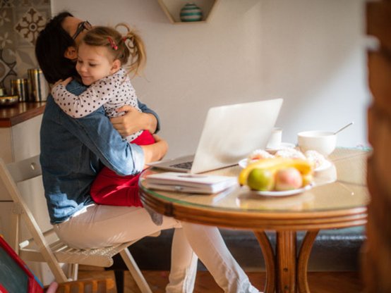 Frau mit Tochter im Homeoffice