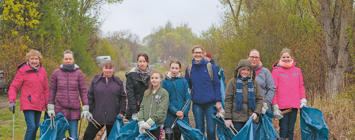 Menschen sammeln Müll