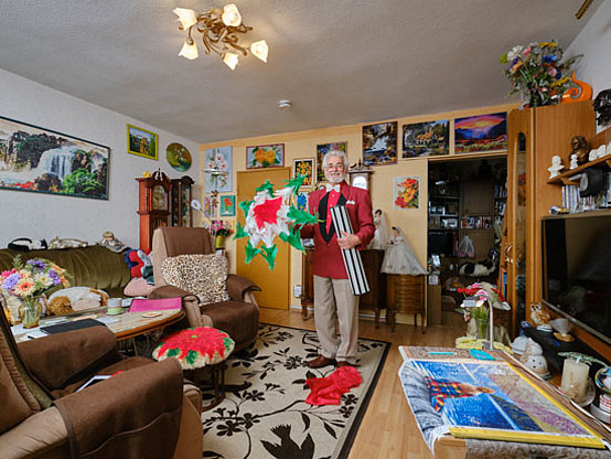 Dietrich Walther in seiner Wohnung im Märkischen Viertel