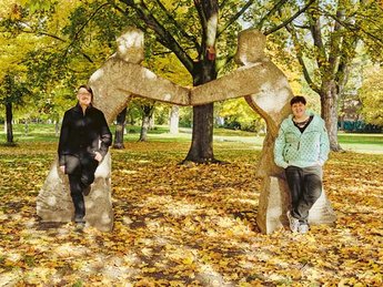 Heike Paulus und Christian Fein im Park