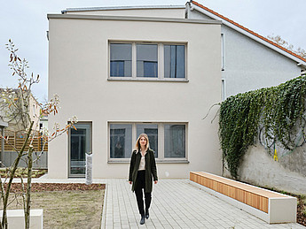 Viktoria Rein (GESOBAU AG) vor dem neuen Coworking-Gebäude in Weißensee