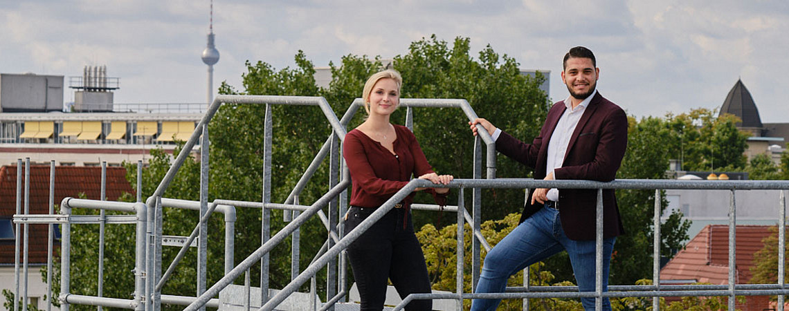 Elisa Jurowiec und Ahmad Abo Dai blicken positiv in die Zukunft. Die Ausbildung bei der GESOBAU bietet ihnen viele Möglichkeiten, sich beruflich zu verwirklichen