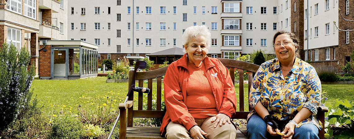 Eva Scheidemann (links) kennt den Schrammblock wahrscheinlich länger als alle anderen, die hier wohnen. Sylvia Ehlers freut sich über ihren kleinen Garten, in dem die Kräuter duften