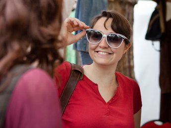 Frau mit Sonnenbrille