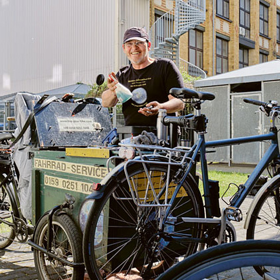 Bei jeder Panne schnell vor Ort – Sven Seeger repariert Fahrräder in Berlin.