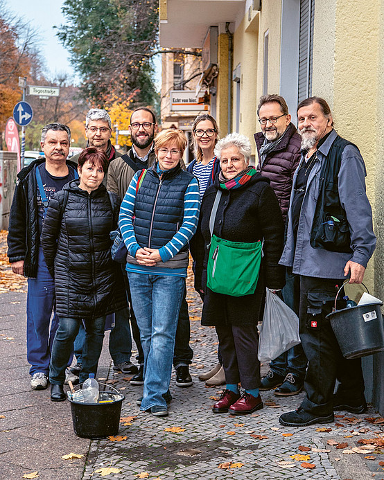 Die Mitarbeiter*innen der GESOBAU haben unter anderem Stolpersteine in Mitte geputzt