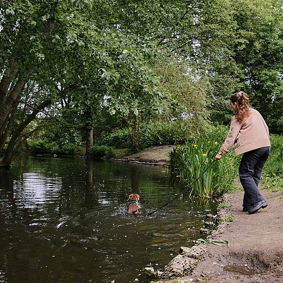 Thea Olivia Fuchs und Spiky am Wasser