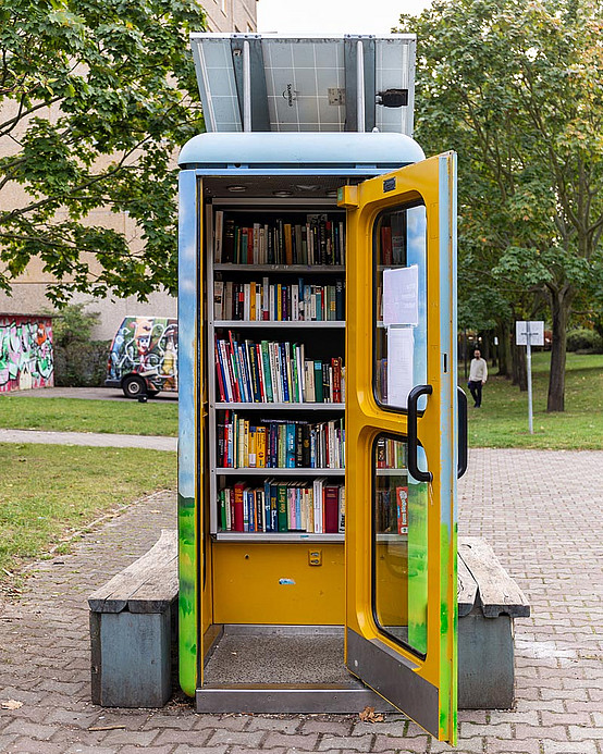 Clever: Eine Solarzelle auf dem Dach der BücherboXX liefert den Strom für die Beleuchtung