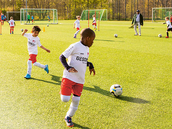 Jungs spielen Fußball