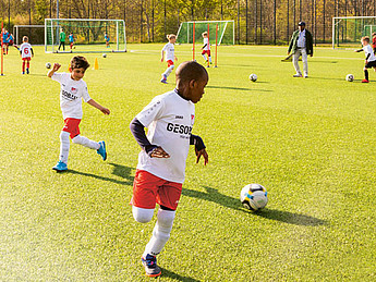 Jungs spielen Fußball