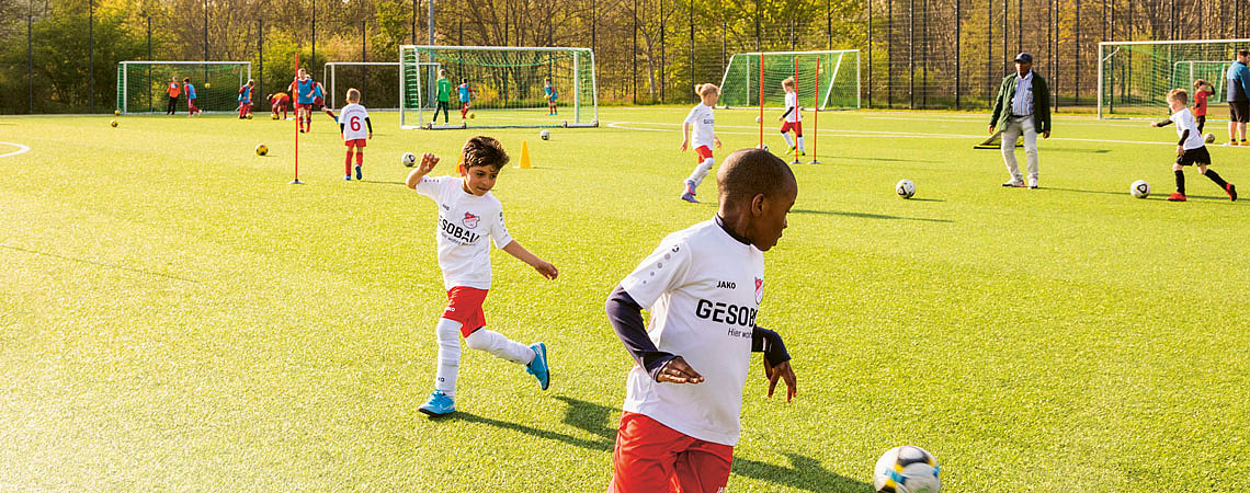 Jungs spielen Fußball