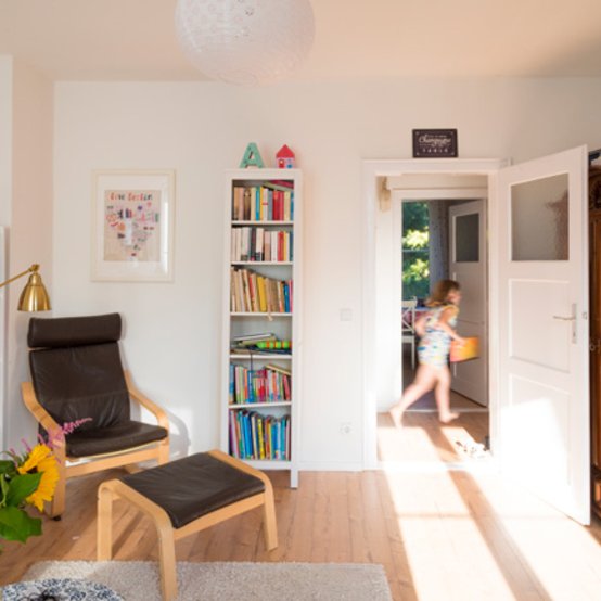 Tochter Lola hat in der sonnigen Wohnung genug Platz zum Spielen