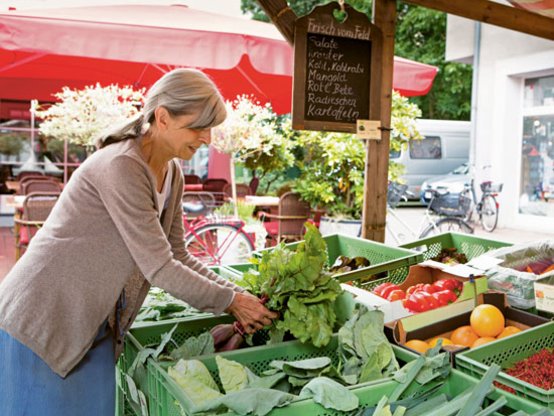 Frau auf Wochenmarkt