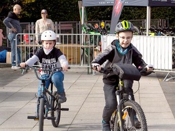 Jungs fahren Fahrrad