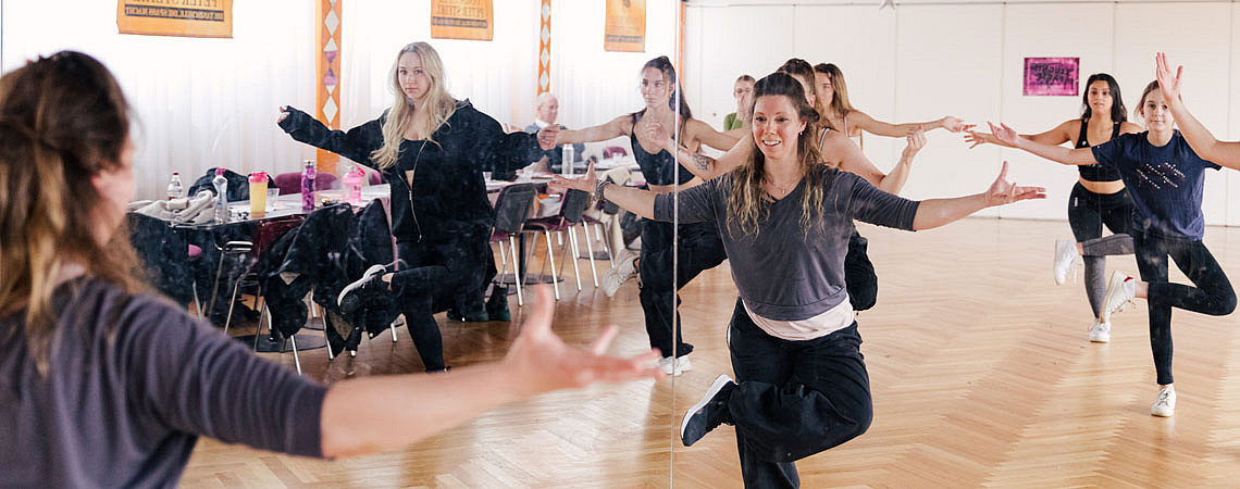 Im Spiegelsaal der Tanzschule Peter Steirl