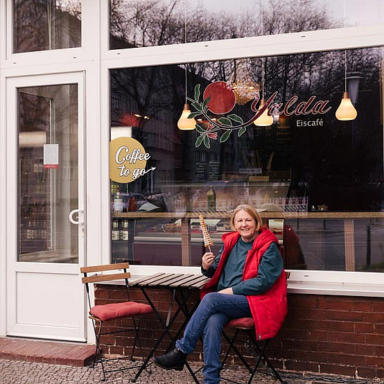 Monika Herbst vor dem Yalda Eiscafé