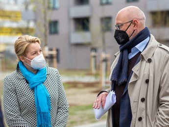 Franziska Giffey mit Jörg Franzen, Vorstandsvorsitzender der GESOBAU