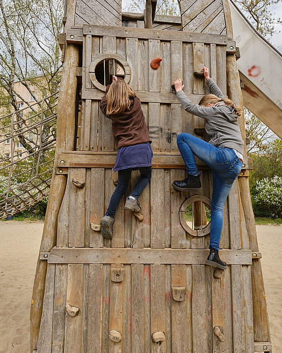 Kinder auf einem Spielplatz